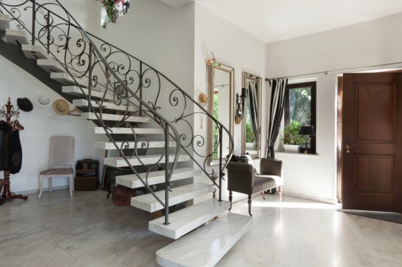 Construction de maison à étage avec escalier en béton par maçon à Trévoux