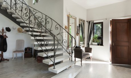 Construction de maison à étage avec escalier en béton par maçon à Trévoux