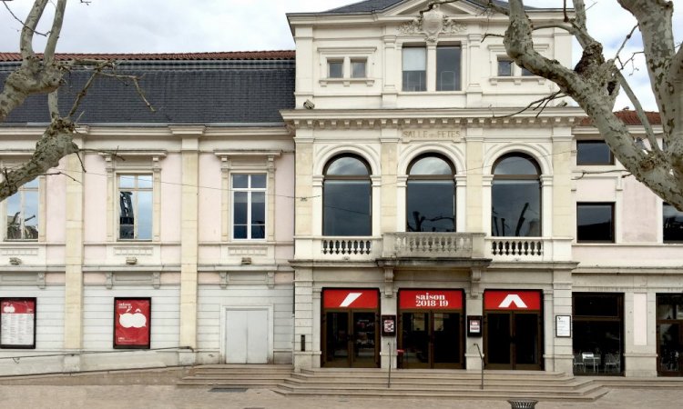 L'extérieur du Théâtre de Villefranche Sur Saône : avant