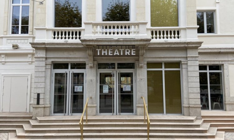 L'extérieur du Théâtre de Villefranche Sur Saône : après 